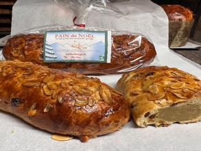 Pain de Noël. Brioche au levain avec un boudin de pâte d'amande au miel. En décembre.