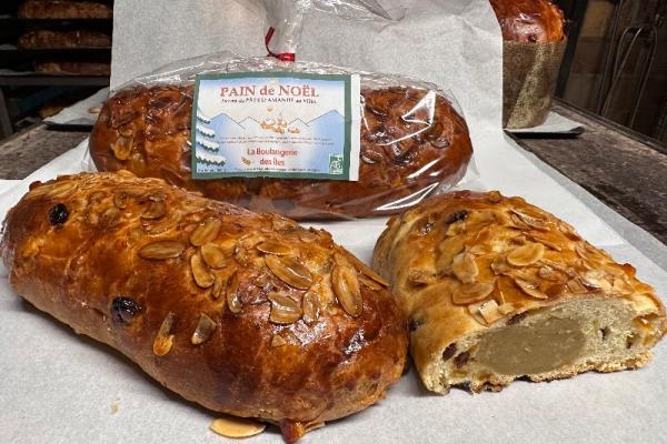 Pain de Noël. Brioche au levain avec un boudin de pâte d'amande au miel. En décembre.