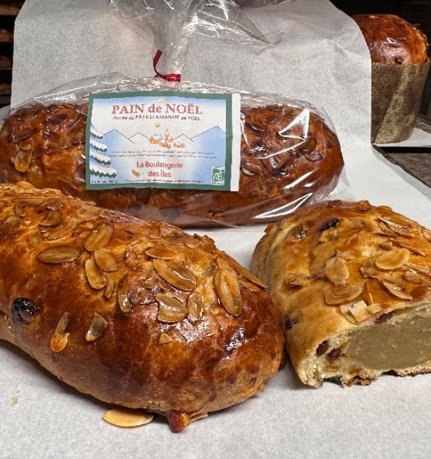 Pain de Noël. Brioche au levain avec un boudin de pâte d'amande au miel. En décembre.