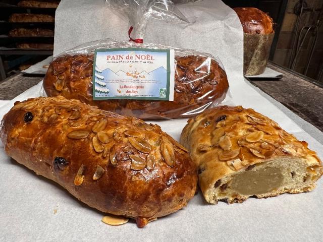 Pain de Noël. Brioche au levain avec un boudin de pâte d'amande au miel. En décembre.